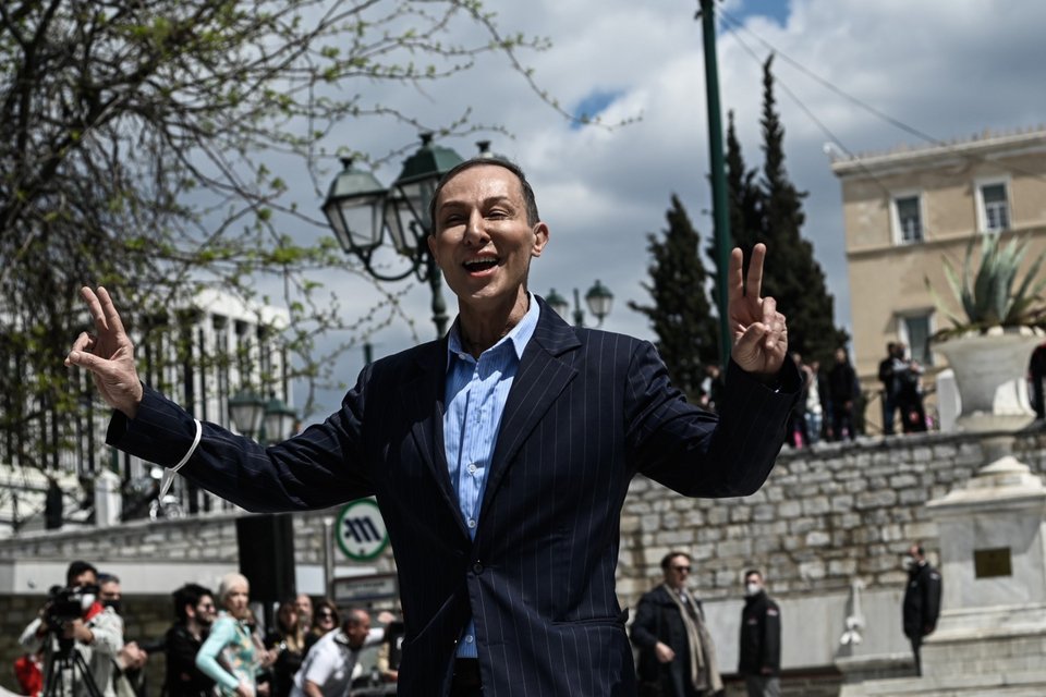 Ο Βασίλειος Κωστέτσος στην επίδειξη μόδα στην Πλατεία Συντάγματος