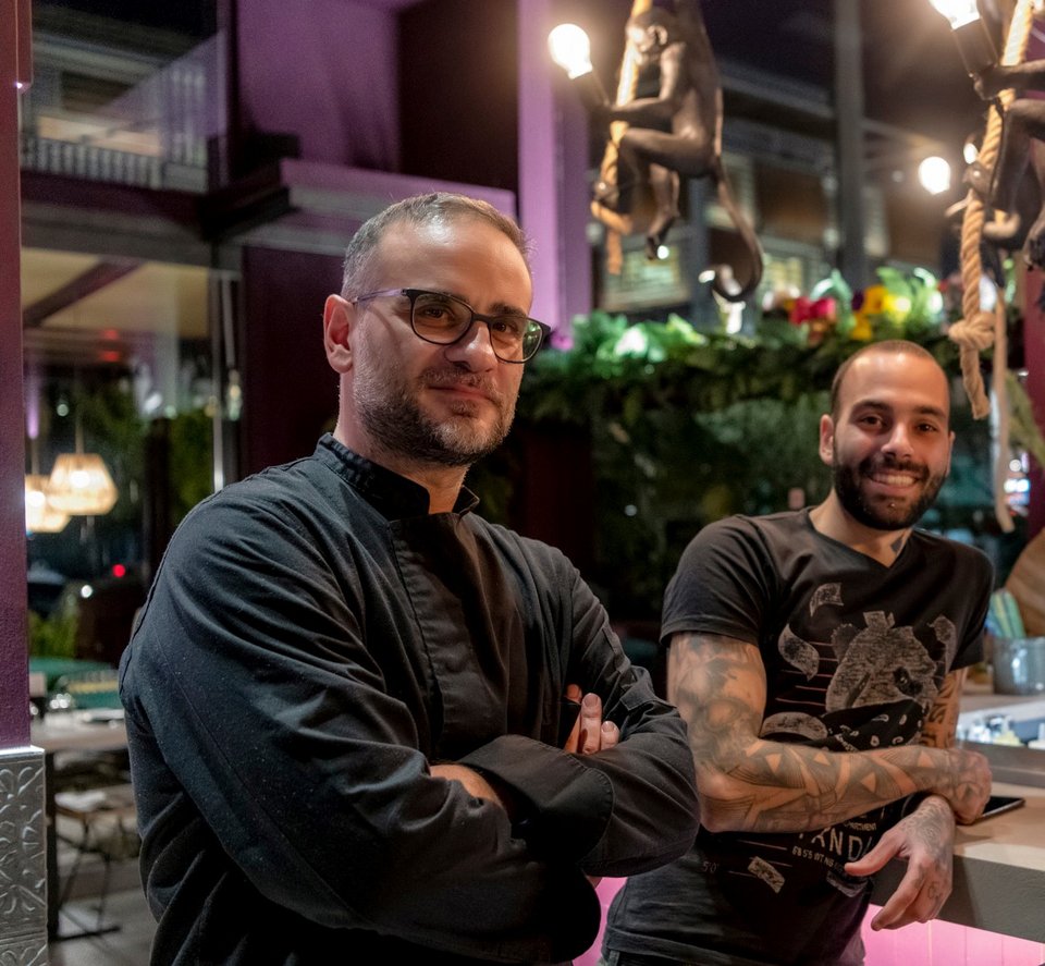 O Χάρης Βέντης με τον bartender του Mexha, Νίκο Δεληβοριά.