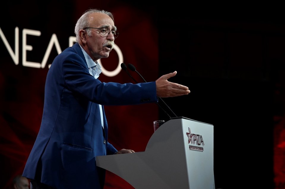 Ο Δημήτρης Βίτσας στο βήμα του συνεδρίου του ΣΥΡΙΖΑ / Φωτογραφία: ΜΙΧΑΛΗΣ ΚΑΡΑΓΙΑΝΝΗΣ/EUROKINISSI