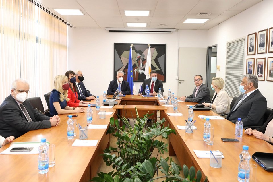 Ο Μάκης Βορίδης και ο ΥΠΟΙΚ της Κύπρου Κ. Πετρίδης - Φωτογραφία: ΑΝΤΡΕΑΣ ΛΟΥΚΑΙΔΗΣ / ΡΙΟ