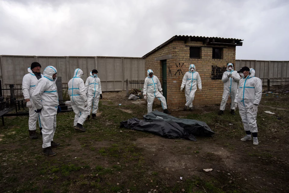 Εθελοντές φορτώνουν τα πτώματα της Μπούκα σε φορτηγό Ουκρανία