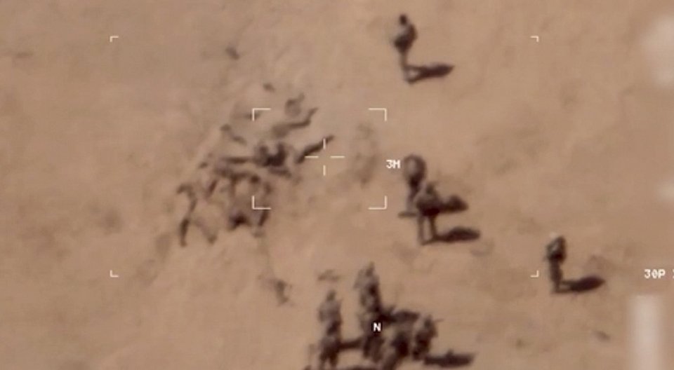 Αεροφωτογραφία δείχνει στρατιώτες αγνώστου προελεύσεως να θάβουν πτώματα κοντά σε στρατόπεδο στο Σαχέλ. Οι γαλλικές ένοπλες δυνάμεις ισχυρίζονται πως πρόκειται για μισθοφόρους της φιλικής προ τον Πούτιν ομάδας Βάγκνερ/ Associated Press