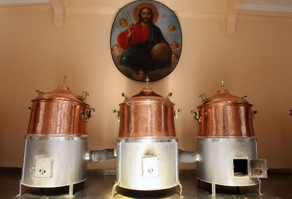 Οι χάλκινοι λέβητες στους οποίους παρακευάζεται το Άγιο Μύρο