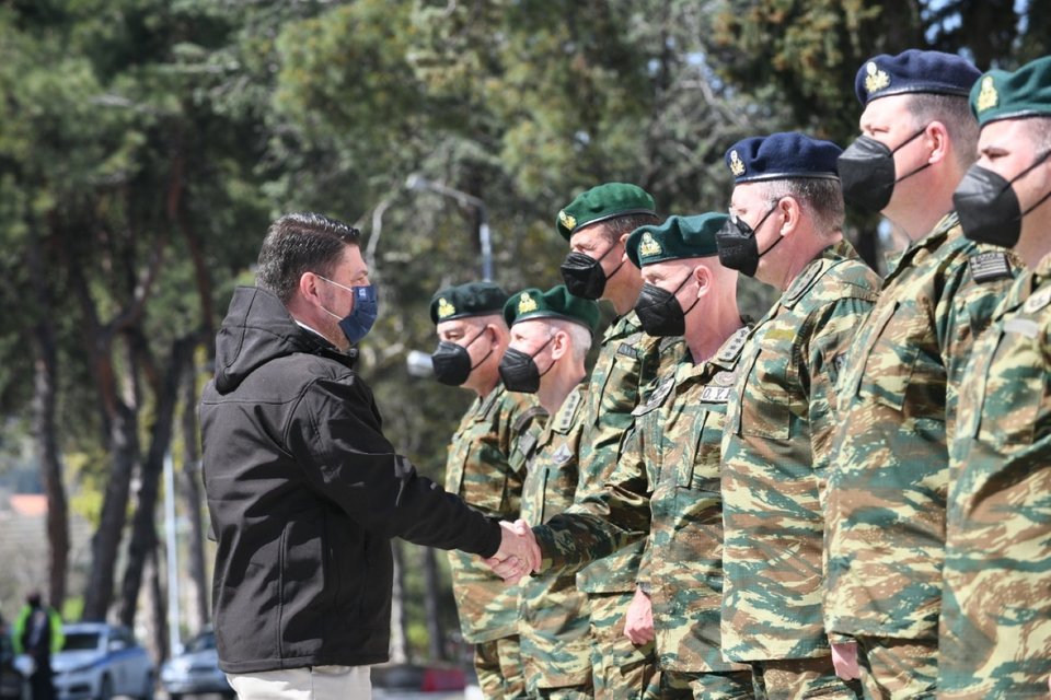 Ο υφυπουργός Άμυνας Νίκος Χαρδαλιάς κατά την επίσκεψή του σε στρατιωτική μονάδα