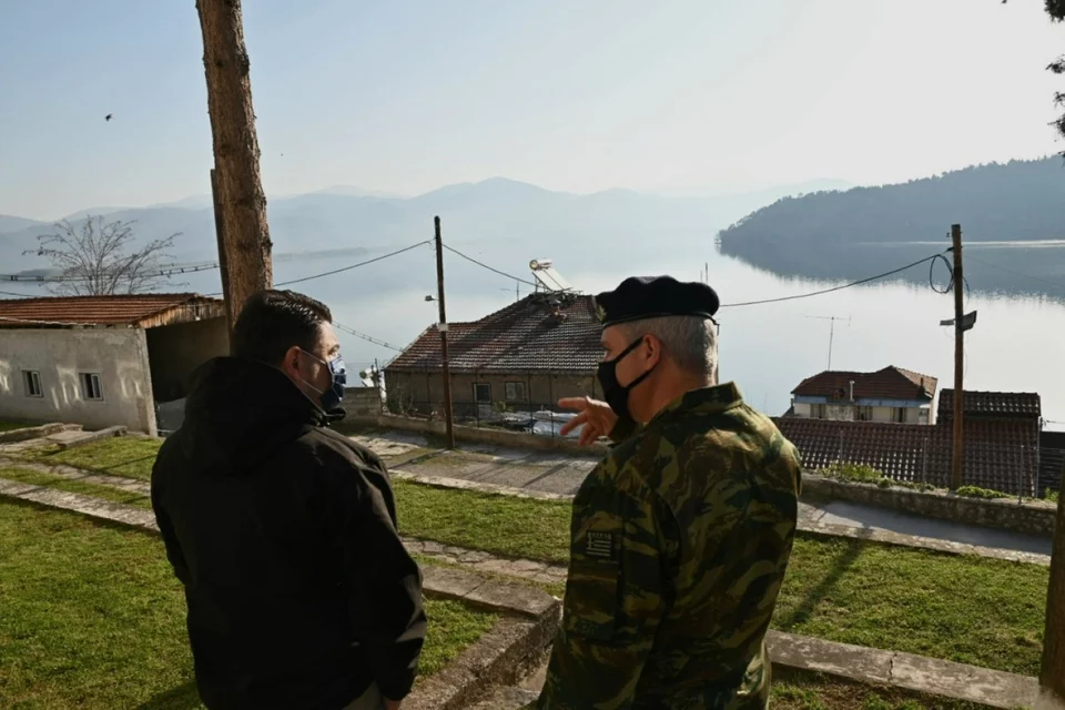 Ο υφυπουργός Άμυνας Νίκος Χαρδαλιάς κατά την επίσκεψή του σε στρατιωτική μονάδα