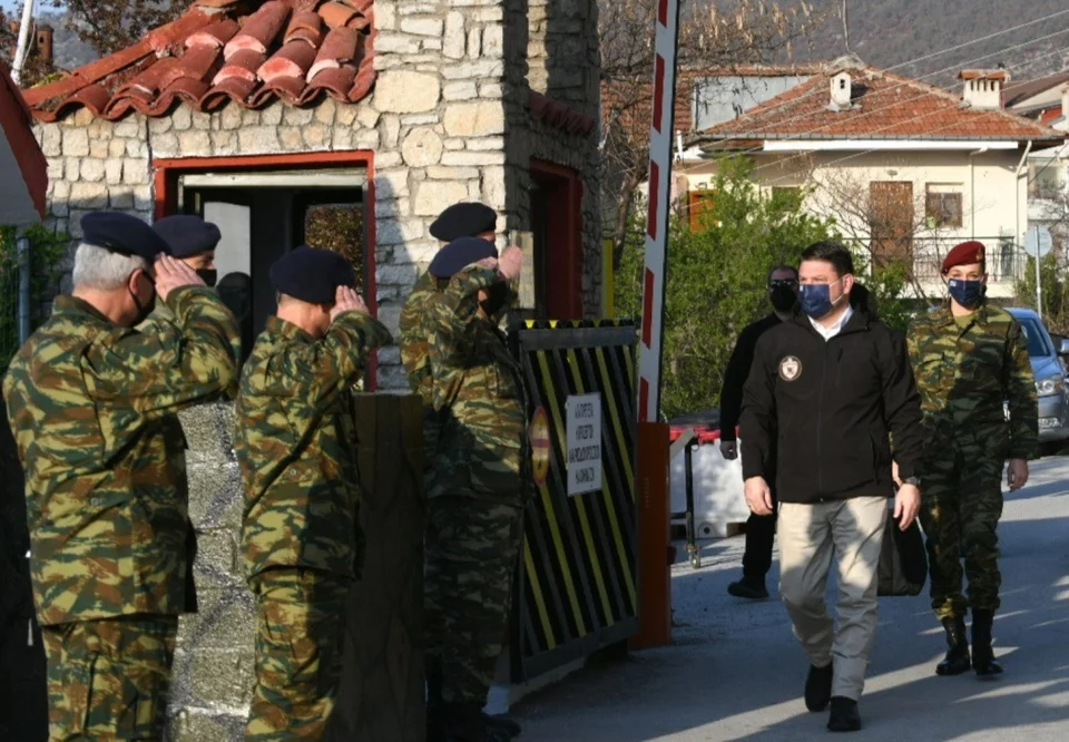 Ο υφυπουργός Άμυνας Νίκος Χαρδαλιάς κατά την επίσκεψή του σε στρατιωτική μονάδα