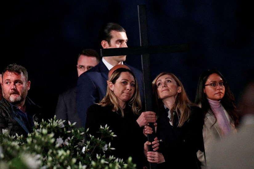 Μία γυναίκα από τη Ρωσία και Μία από την Ουκρανία μεταφέρουν από κοινού το σταυρό στη Ρώμη τη Μεγάλη Παρασκευή.