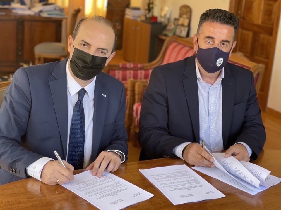 Η υπογραφή της σύμβασης για την αναβάθμιση του συστήματος δημοτικού φωτισμού / Φωτογραφία: Δήμος Ναυπλιέων
