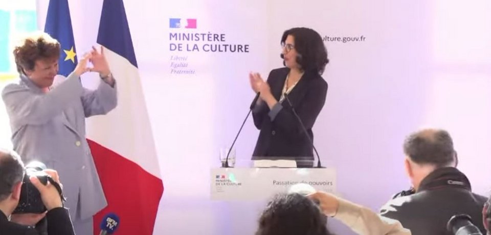 Στην τελετή παράδοσης παραλαβής του υπουργείου Πολιτισμού, με την απερχόμενη υπουργό να σχηματίζει καρδούλες με τα δάχτυλα...