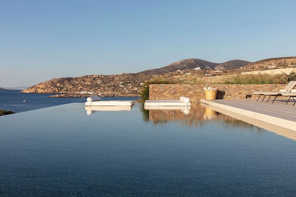 Η πισίνα υπερχείλισης του NOS στη Σίφνο έχει θέα στην άγονη ομορφιά του νησιού - Φωτογραφία: Courtesy of NOS
