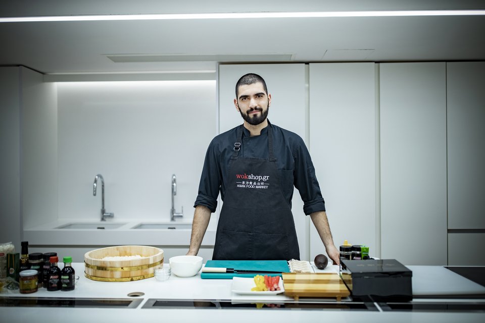 Ο σεφ του Wokshop στη Γλυφάδα, Σωτήρης Κοκιούσης, μας μύησε στα μυστικά για τέλειο σούσι - Φωτογραφία: Wokshop