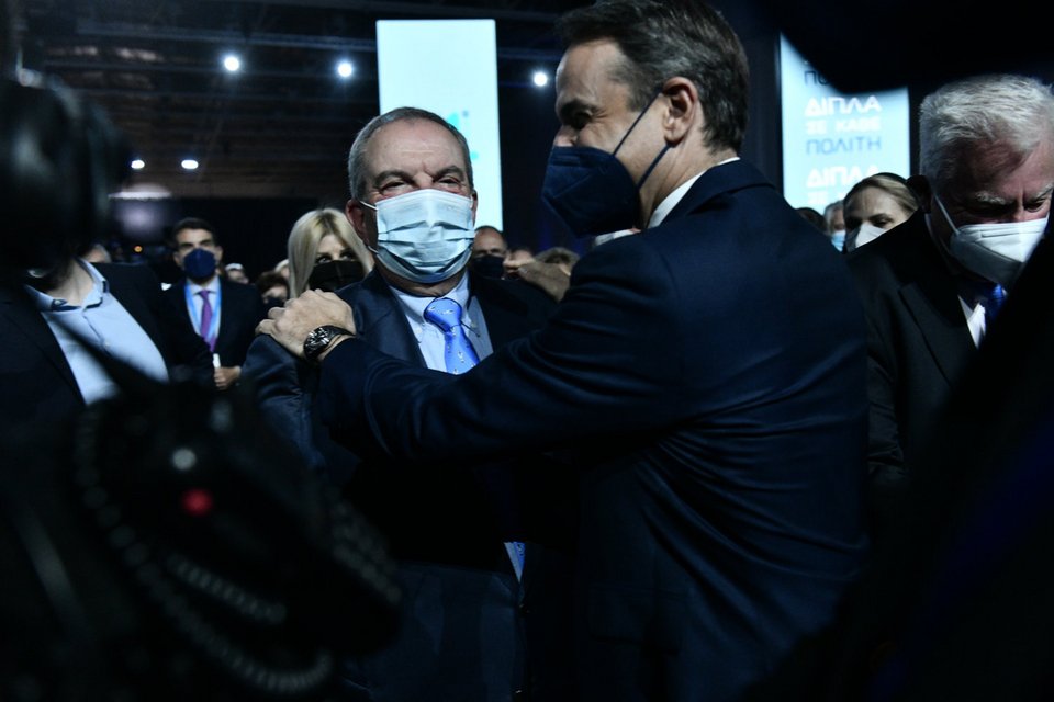 Ο νυν πρωθυπουργός, Κυριάκος Μητσοτάκης, με τον πρώην πρωθυπουργό Κώστα Καραμανλή / Φωτογραφία: EUROKINISSI-ΤΑΤΙΑΝΑ ΜΠΟΛΑΡΗ