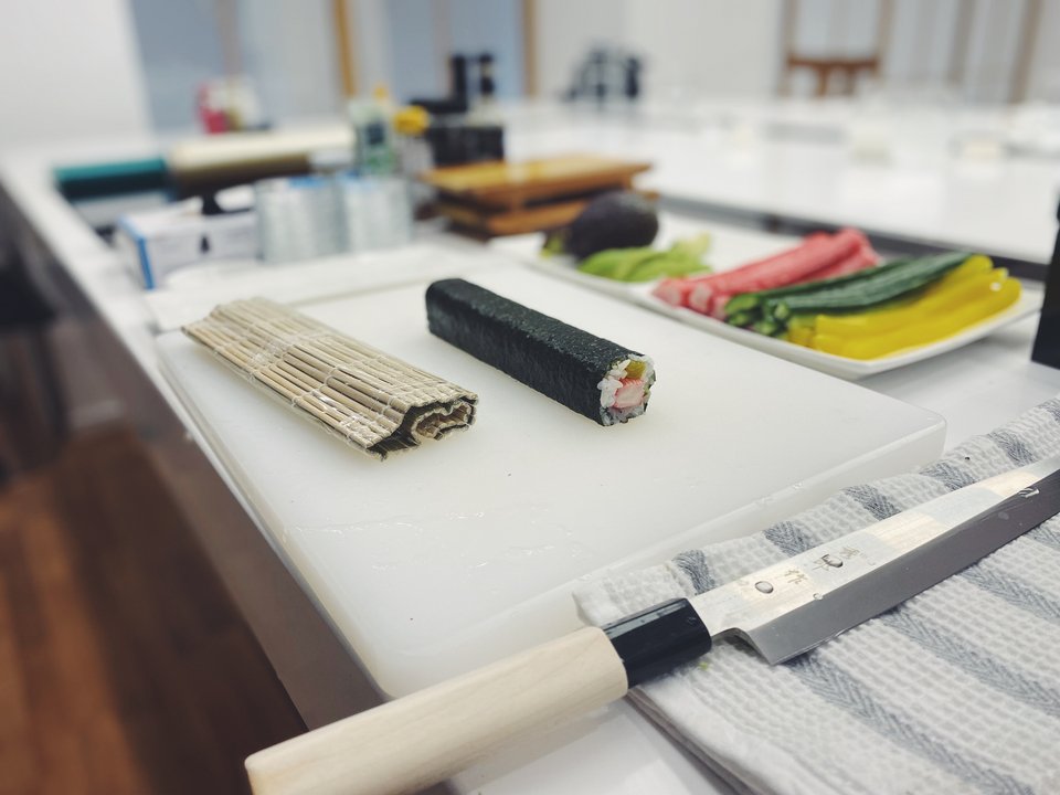 Ο πάγκος εργασίας όπου γίνεται το μάθημα sushi - Φωτογραφία: Μάνος Λειβαδάρος/iefimerida