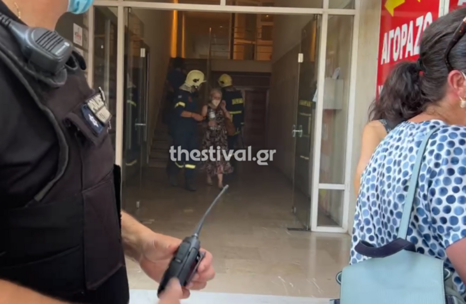 Πυροσβέστες απομακρύνουν πολίτη από το εσωτερικό του κτιρίου στη Θεσσαλονίκη
