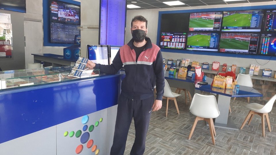  Ο Φώτης Κίκος, υπεύθυνος του τυχερού καταστήματος ΟΠΑΠ 