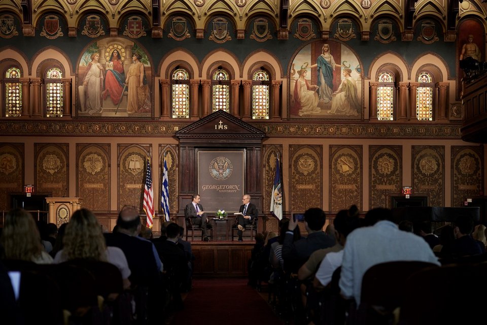 Συζήτηση Μητσοτάκη με τον δημοσιογράφο David Ignatius