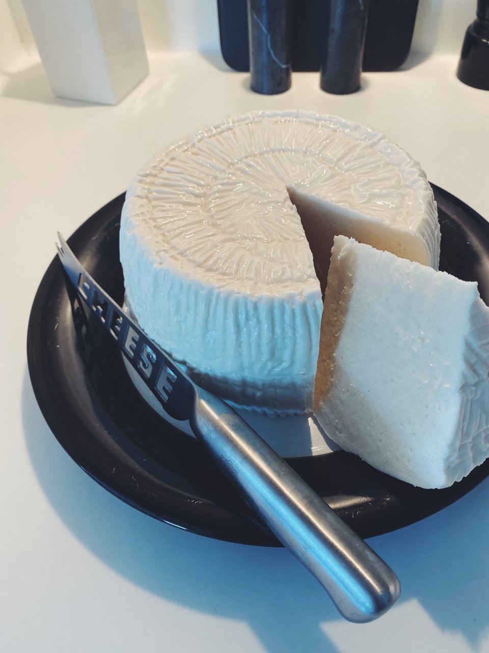 H «Μανούρα» της Μήλου, ένα νωπό τυρί με ευγενική γεύση που τρώγεται ωμό αλλά και μαγειρεμένο με πολλές δημιουργικές παραλαγές, όπως αυτή που μας προτείνει ο σεφ Βασίλης Παπικινός: με ντοματίνια στο φούρνο - Φωτογραφία: Μάνος Λειβαδάρος/iefimerida