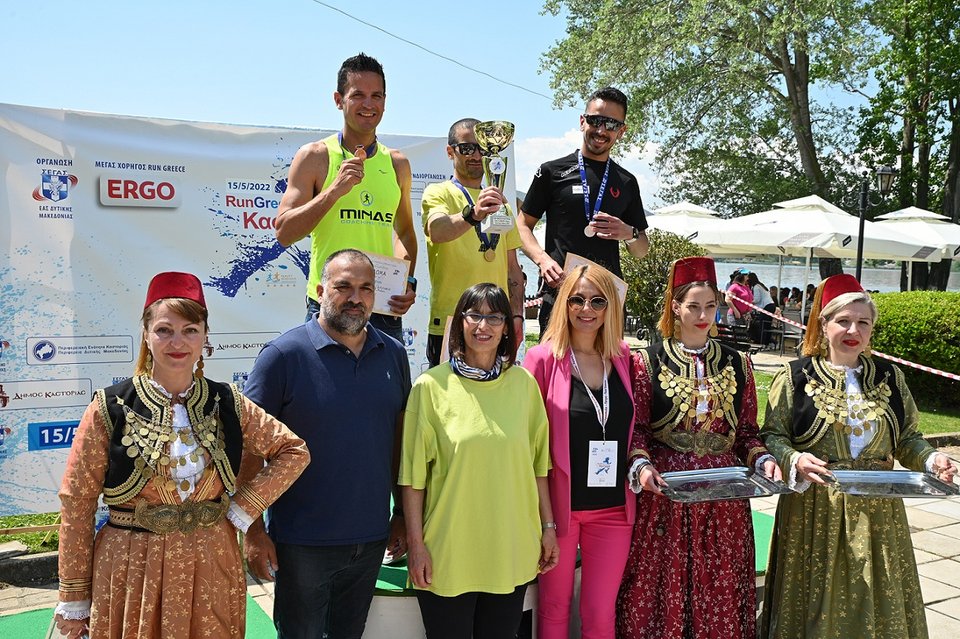 Η βράβευση των ανδρών δρομέων που τερμάτισαν πρώτοι στα 10 χιλιόμετρα 