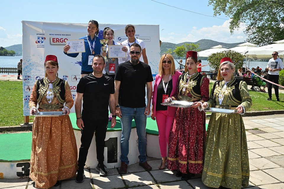 Η βράβευση των γυναικών δρομέων που τερμάτισαν πρώτες στα 10 χιλιόμετρα  