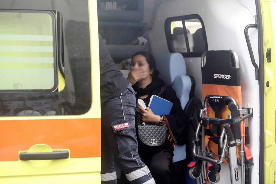 Άνθρωποι λαμβάνουν τις πρώτες βοήθειες μετά τη φωτιά στη Θεσσαλονίκη / EUROKINISSI
