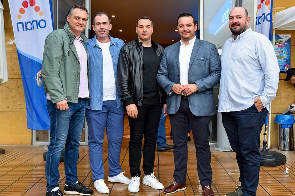 Ο ιδιοκτήτης του καταστήματος ΟΠΑΠ, Βασίλης Διαμαντίδης, με την Ομάδα Πωλήσεων του ΟΠΑΠ 