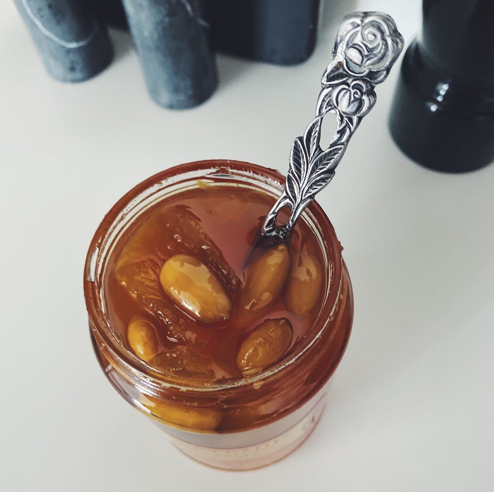 Το πεντανόστιμο «κουφέτο» της Μήλου, το φημισμένο γλυκό του κουταλιού που κερνάνε στους γάμους, με αμύγδαο και λευκή κολοκύθα - Φωτογραφία: Μάνος Λειβαδάρος/iefimerida