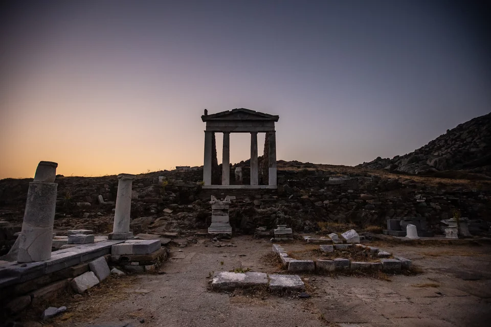 Μόνο οι μουσικοί θα βρίσκονται στο νησί το βράδυ της επόμενης Δευτέρας, ενώ στον ουρανό θα υπάρχει μόνο ένα ίχνος του φεγγαριού αφού θα είναι η πρώτη μέρα του νέου κύκλου.