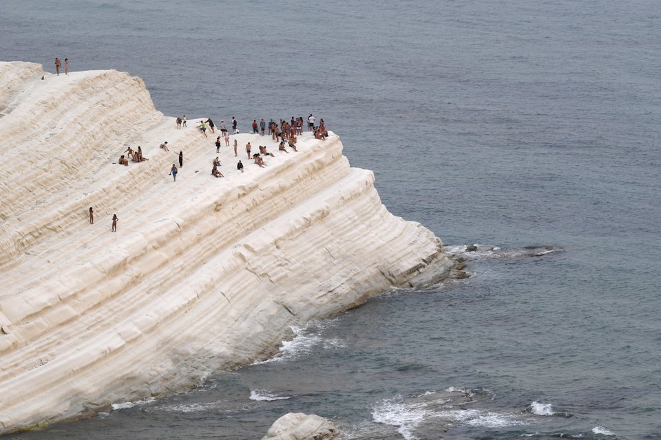 Η βραχώδης ακτή Scala dei Turchi στη Σικελία είχε γίνει πόλος έλξης για τους τουρίστες μέχρι που έκλεισε για να προστατευθεί από τις φθορές - Φωτογραφία: AP Photo/Salvatore Cavalli