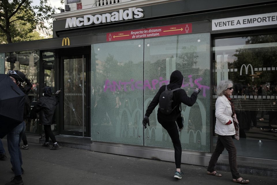 Νεαρή επιτίθεται σε βιτρίνα στο Παρίσι/ Φωτογραφία: AP/ Lewis Joly