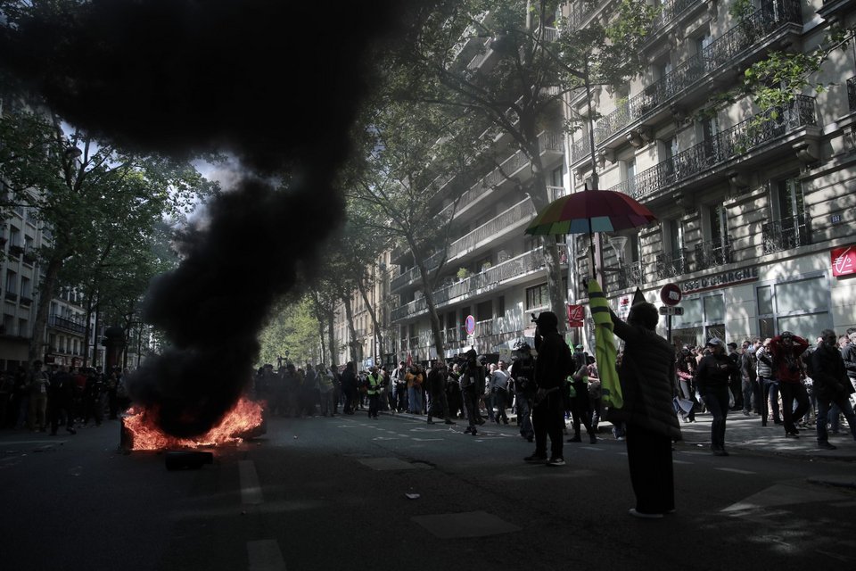 Πυκνός καπνός βγαίνει από πρόχειρο οδόφραγμα/ Φωτογραφία: AP/ Lewis Joly