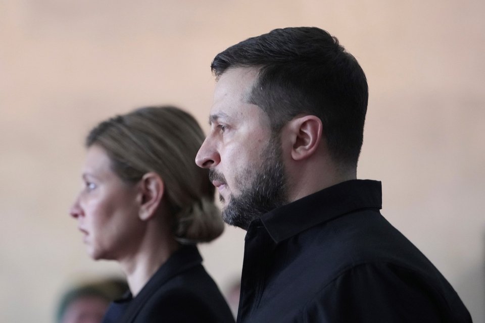 Ο Βολοντίμιρ Ζελένσκι με τη σύζυγό του, Ολένα, στην κηδεία του Λεονίντ Κραβτσούκ