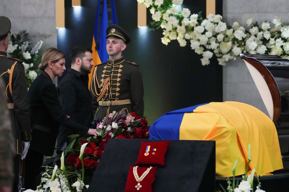 Ο Βολοντίμιρ Ζελένσκι με τη σύζυγό του, Ολένα, στην κηδεία του Λεονίντ Κραβτσούκ
