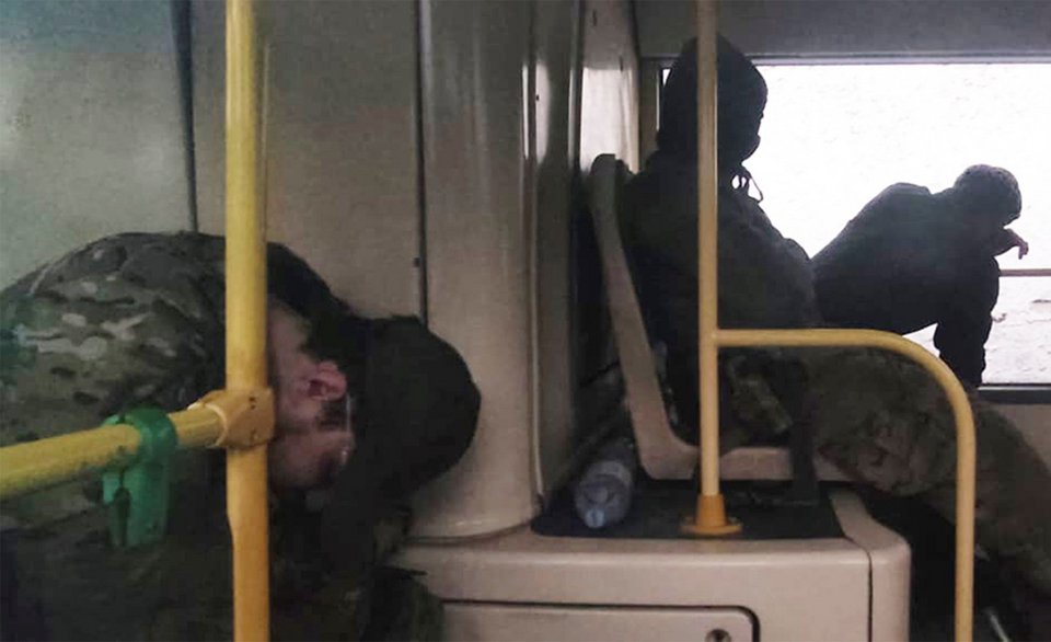 Απομάκρυνση Ουκρανών μαχητών από το Azovstal της Μαριούπολης, με λεωφορεία / AP Photo/Alexei Alexandrov