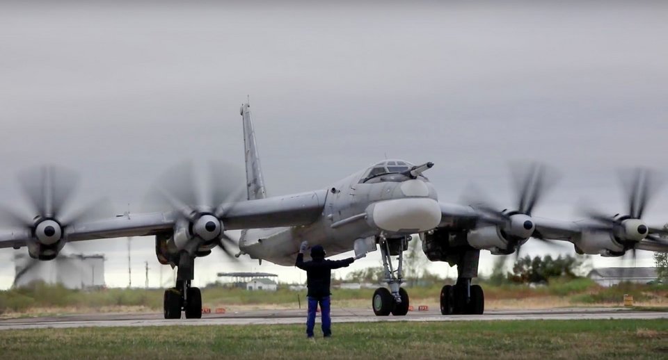 Ρωσικό Tu-95 στην άσκηση, φωτογραφία που έδωσε στη δημοσιότητα το υπουργείο Άμυνας της Ρωσίας