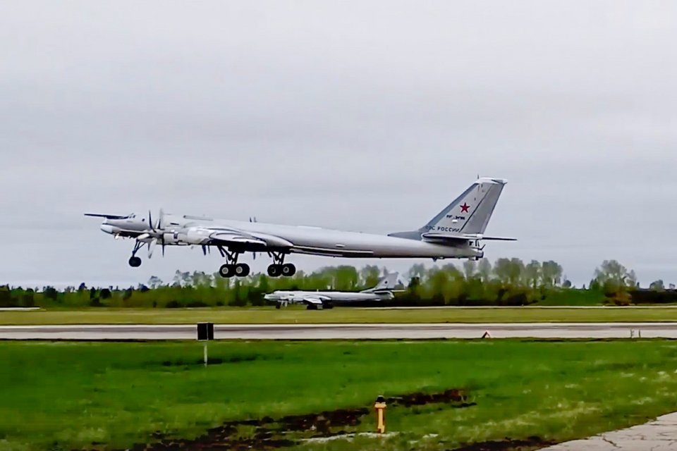 Ρωσικό Tu-95 στην άσκηση, φωτογραφία που έδωσε στη δημοσιότητα το υπουργείο Άμυνας της Ρωσίας