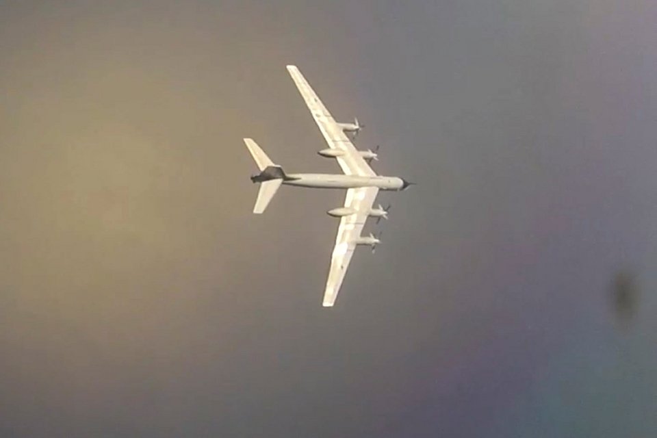 Ρωσικό Tu-95 στην άσκηση, φωτογραφία που έδωσε στη δημοσιότητα το υπουργείο Άμυνας της Ρωσίας