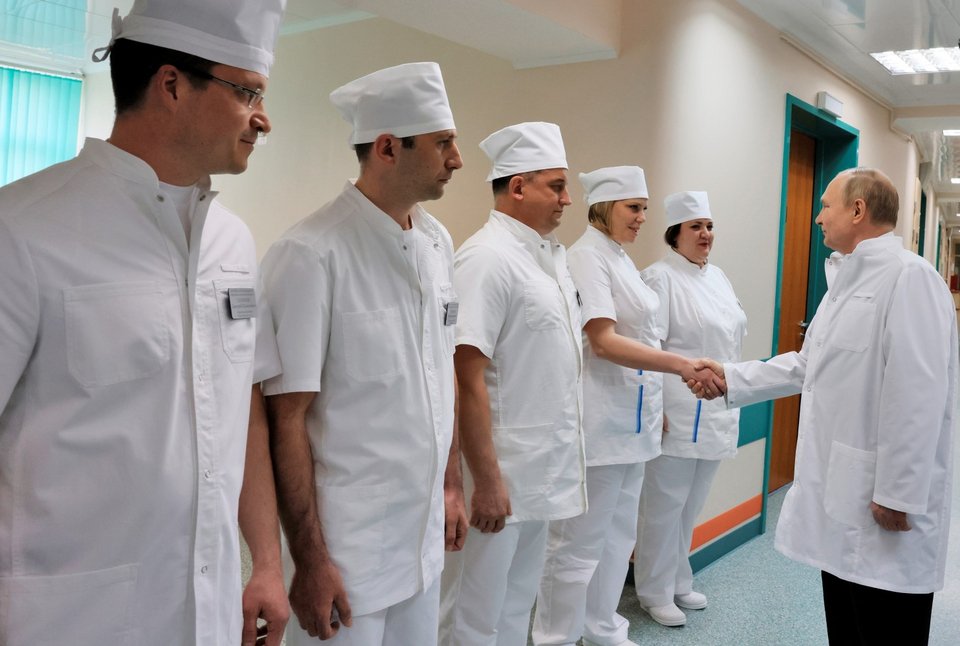 Επίσκεψη Πούτιν σε στρατιωτικό νοσοκομείο της Μόσχας / Mikhail Metzel, Sputnik, Kremlin Pool Photo via AP