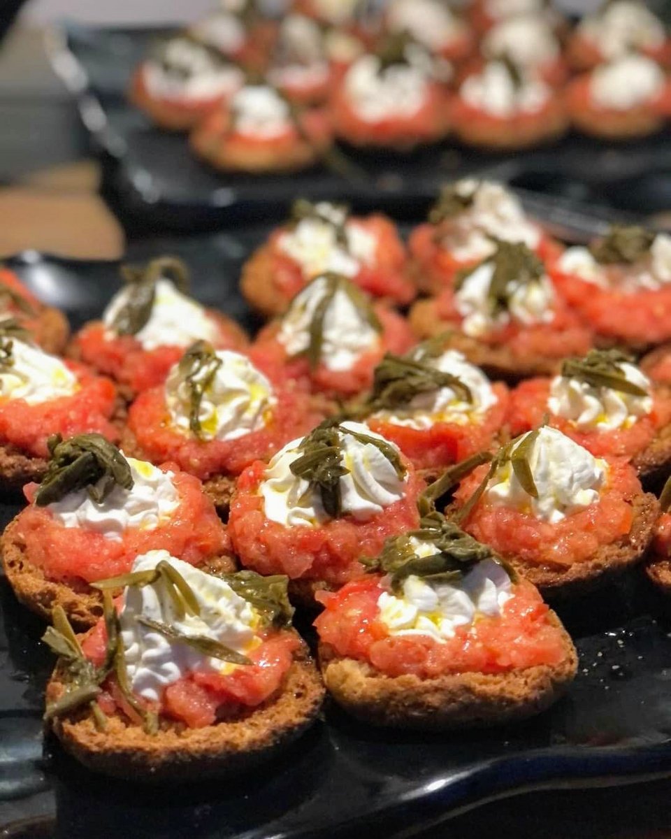 Μια εκδοχή του ντάκου από τον σεφ Βασίλη Παπικινό στον Αλευρόμυλο - Φωτογραφία: Alevromilos/Facebook