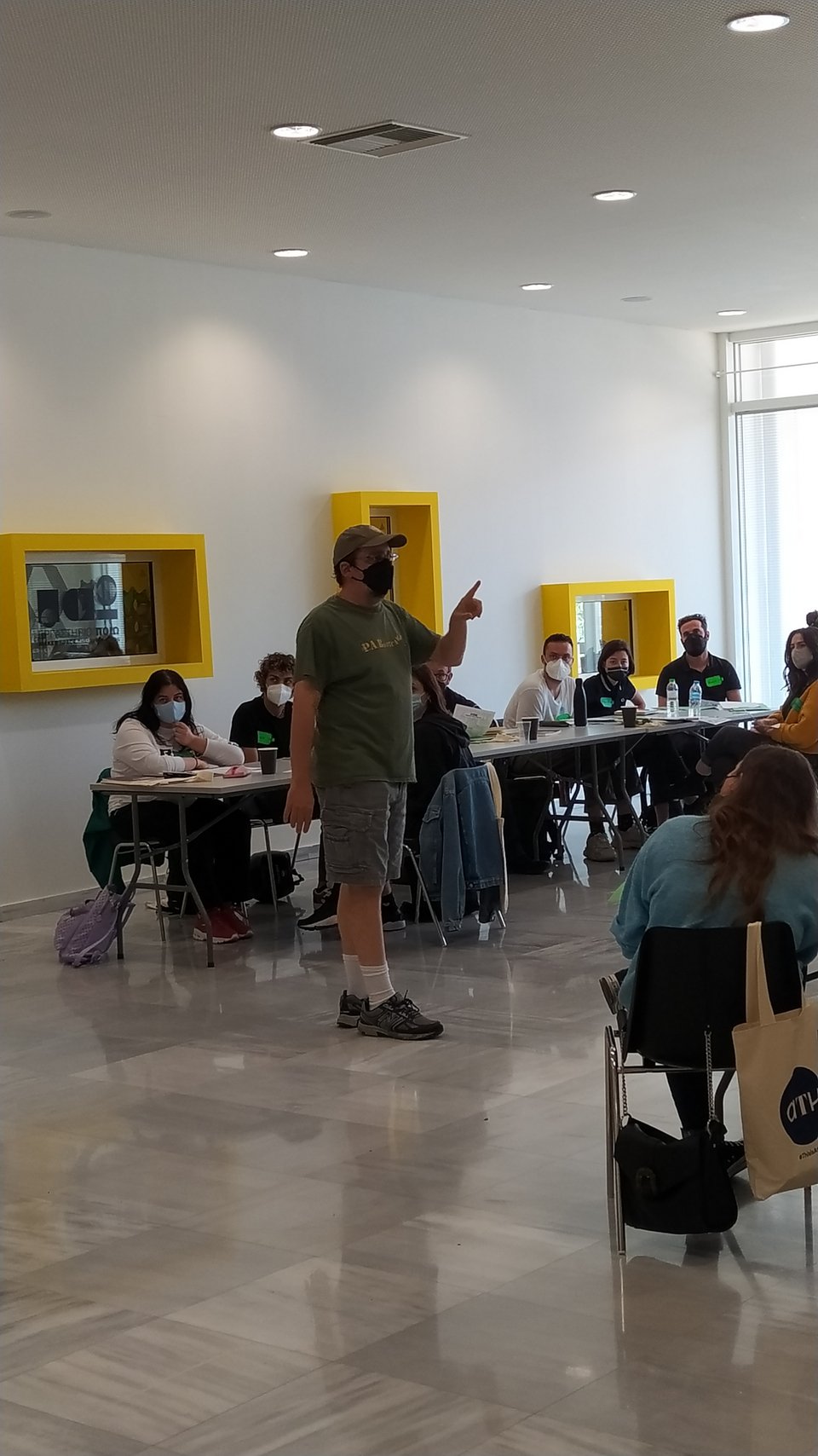 Ο Chuck Canzoneri εκπαιδεύει τους νέους βοηθούς παραγωγής