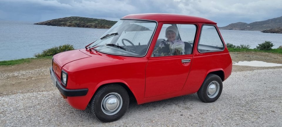 Η μητέρα του Will Sawyer οδηγεί στη Σύρο το Enfield-8000