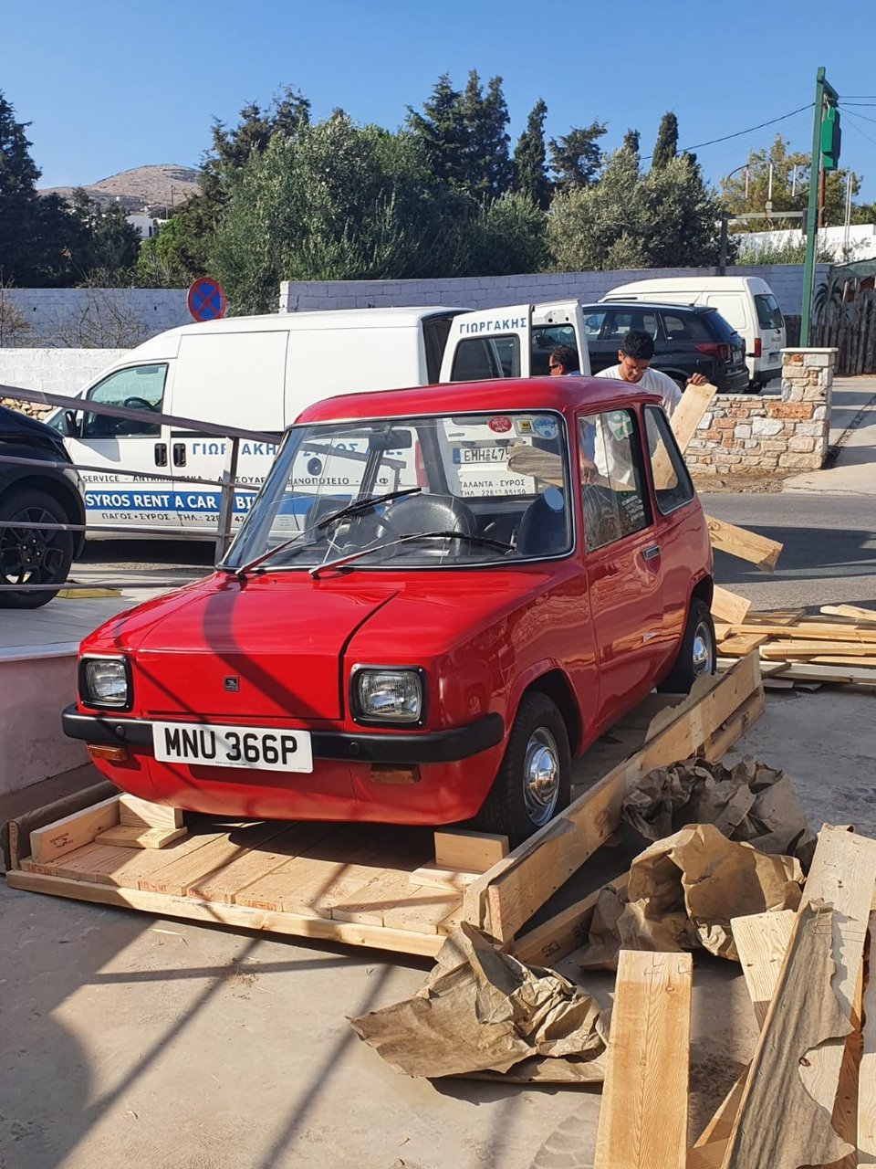 To Enfield 8000 με κόκκινο χρώμα πλέον