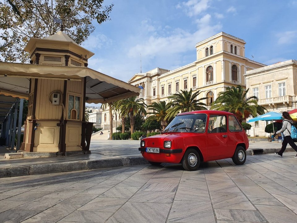 To Enfield 8000 στους δρόμους της Σύρου