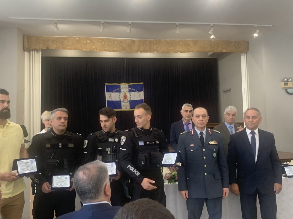 Aστυνομικοί που διέσωσαν πολίτες και κατοικίες στη περυσινή πυρκαγιά, με τον αρχηγό της ΕΛ.ΑΣ και τον πρόεδρο του Ομίλου Γιάννη Μαθιουδάκη.