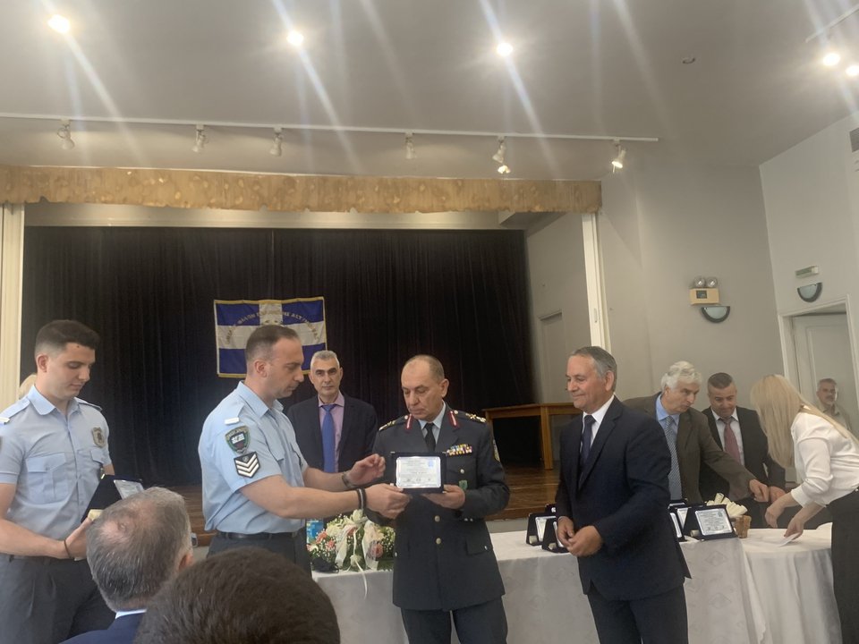 Οι αστυνομικοί που βοήθησαν μία έγκυο παραλαμβάνουν τιμητική πλακέτα από τον Αρχηγό της ΕΛ.ΑΣ