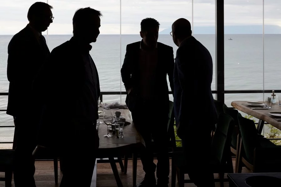Οι ηγέτες συνομιλούν λίγο μετά το γεύμα