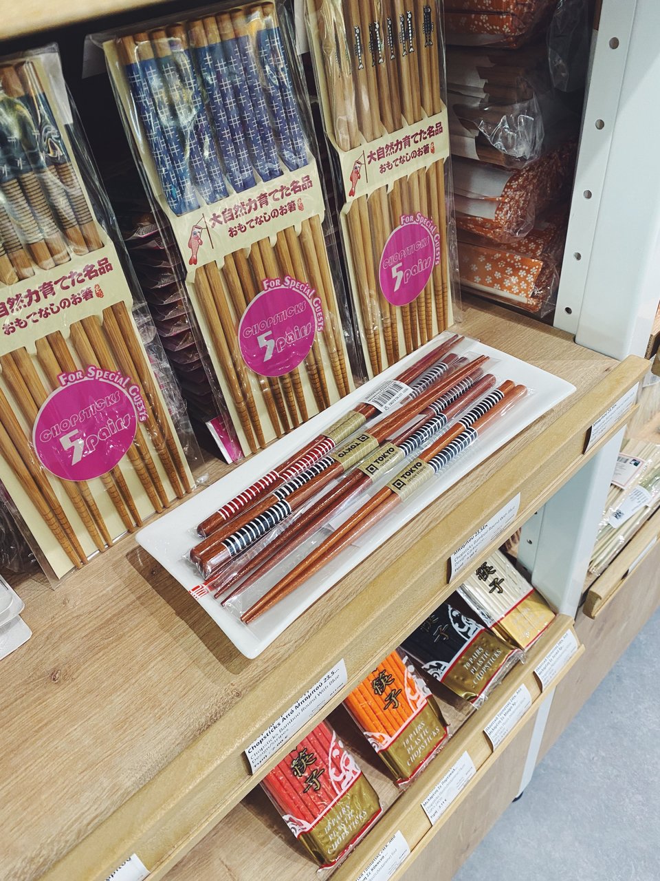 Υπάρχουν ακόμα και chopsticks με ιδιαίτερα σχέδια αλλά και ειδικά για αρχάριους - Φωτογραφία: Μάνος Λειβαδάρος/iefimerida