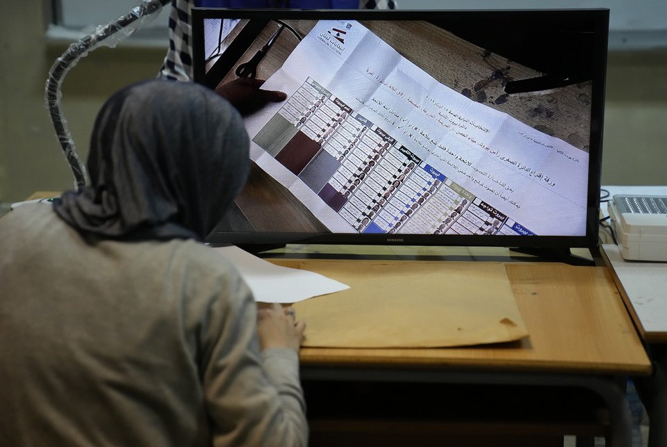 Έλεγχος εκλογικών αποτελεσμάτων στο Λίβανο/ Φωτογραφία: AP/ Hussein Malla