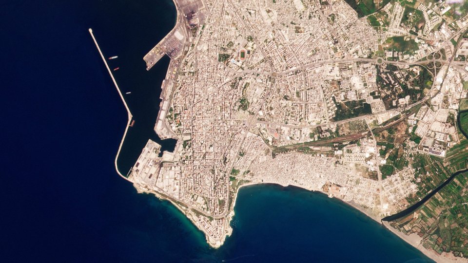 Στο κέντρο της δορυφορικής φωτογραφίας διακρίνεται το ρωσικό φορτηγό πλοίο Matros Pozynich αγκυροβολημένο στο λιμάνι της Λαττάκειας στη Συρία