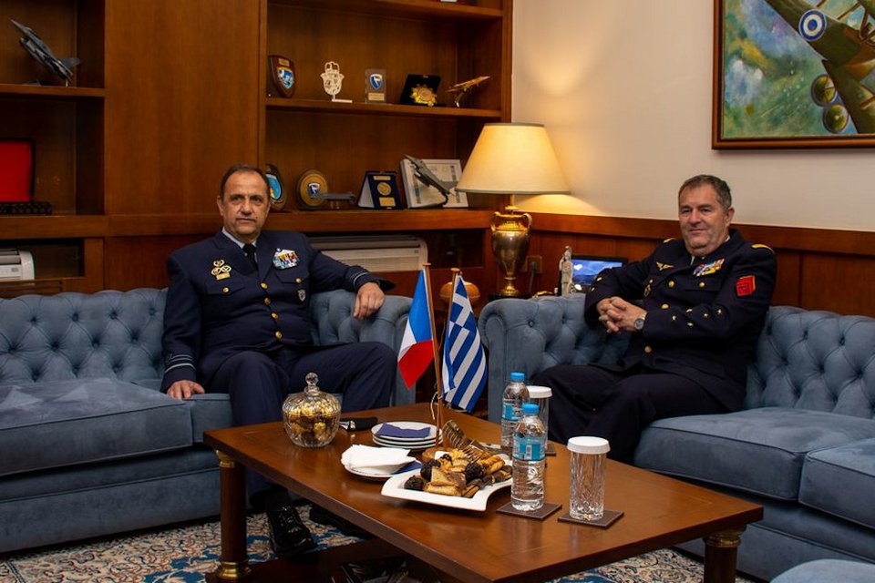 Ο Θεμιστοκλής Μπουρολιάς κι ο Stephane Mille/ Φωτογραφία: ΓΕΑ
