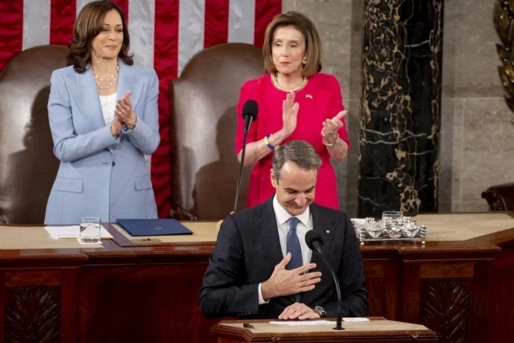 Όρθιες η Καμάλα Χάρις και η Νάνσι Πελόζι χειροκροτούν τον πρωθυπουργό